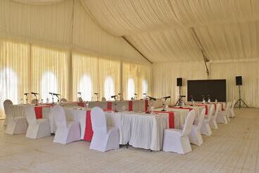 هتل Sweetwaters Serena Camp