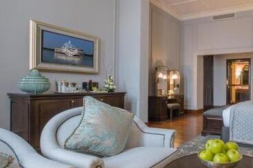 هتل The Strand Yangon