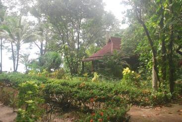 هتل Bamboo Bungalows