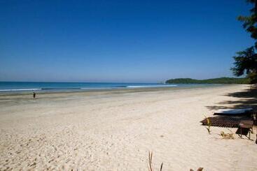 هتل Bamboo Bungalows