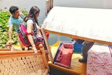 هتل New Bul Bul Group Of Houseboats