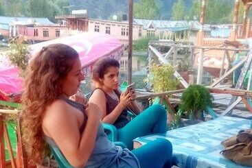 هتل New Bul Bul Group Of Houseboats