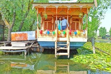 هتل New Bul Bul Group Of Houseboats