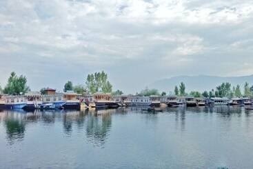 هتل New Bul Bul Group Of Houseboats