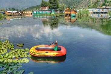 هتل New Bul Bul Group Of Houseboats