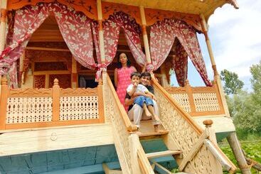 هتل New Bul Bul Group Of Houseboats