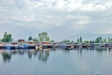 هتل New Bul Bul Group Of Houseboats