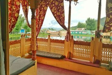 هتل New Bul Bul Group Of Houseboats