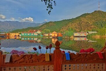 هتل New Bul Bul Group Of Houseboats