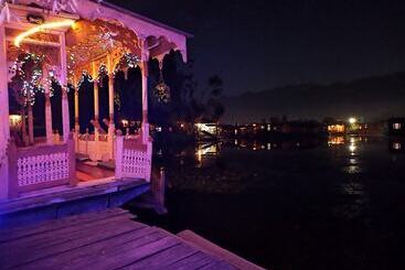 هتل New Bul Bul Group Of Houseboats