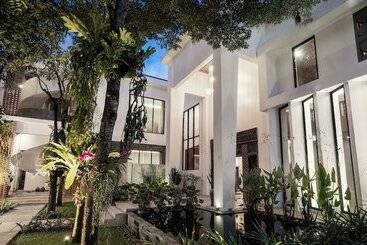 هتل Shintana Saya Residence