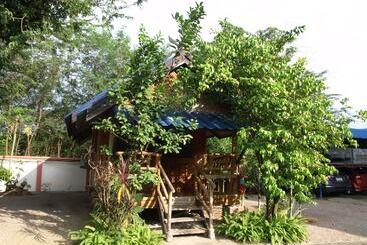 هتل Suandarbporn Resort Mae Sot