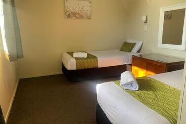 هتل Admirals Motor Inn