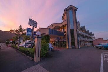 هتل Beachcomber Inn Picton