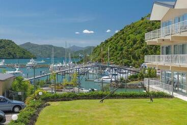 هتل Beachcomber Inn Picton