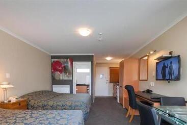 هتل Beachcomber Inn Picton