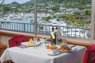 هتل Beachcomber Inn Picton