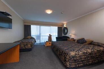 هتل Beachcomber Inn Picton