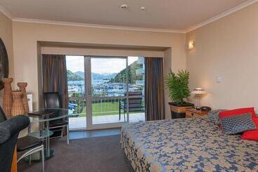 هتل Beachcomber Inn Picton