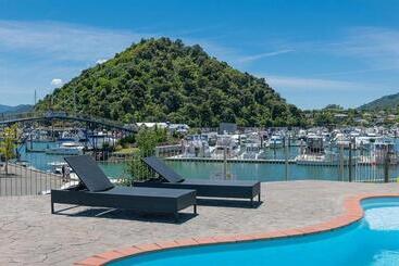هتل Beachcomber Inn Picton