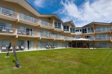 هتل Beachcomber Inn Picton
