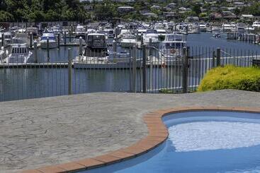 هتل Beachcomber Inn Picton