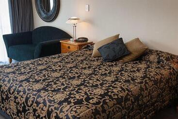 هتل Beachcomber Inn Picton