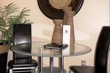 هتل Beachcomber Inn Picton
