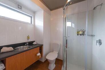 هتل Beachcomber Inn Picton