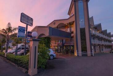 هتل Beachcomber Inn Picton