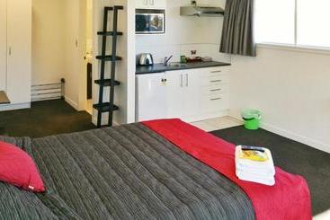 هتل The Hibernian Studio Apartments   4 Latter Street