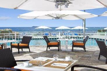 هتل Oyster Bay Beach Resort