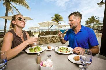 هتل Sonesta Maho Beach Resort And Casino And Spa