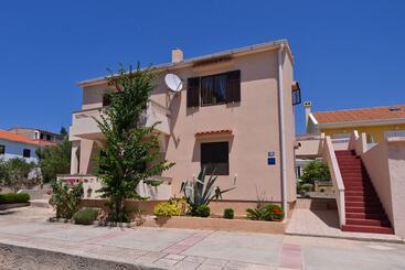 پانسیون Apartments Cola