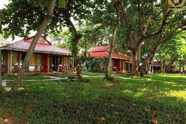 Tan Son Nhat Con Dao Resort