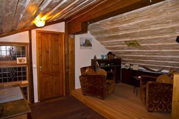 تختخواب و صبحانه Raven S Bed
