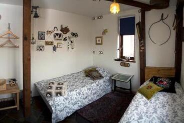 تختخواب و صبحانه Raven S Bed