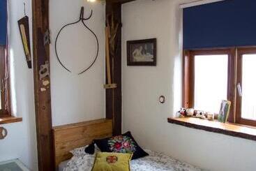 تختخواب و صبحانه Raven S Bed