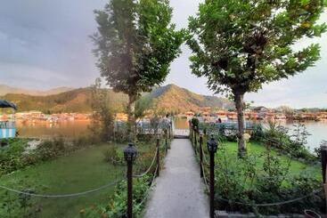هتل The Badyari Palace Houseboats
