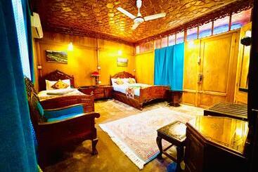 هتل The Badyari Palace Houseboats