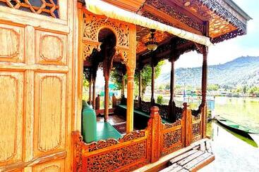 هتل The Badyari Palace Houseboats