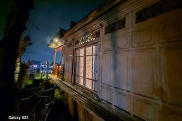 هتل The Badyari Palace Houseboats