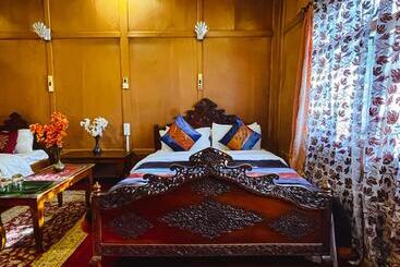 هتل The Heritage Gemini Group Of Houseboat