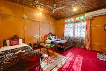هتل The Heritage Gemini Group Of Houseboat