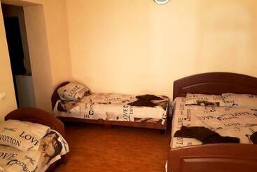 پانسیون Oganes Guesthouse