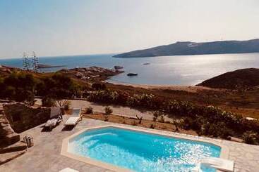 Zeus Seafront Villa