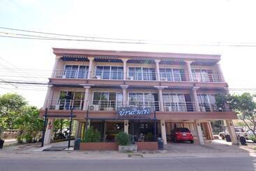 هتل Baan Rim Khong