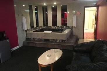 مُتل Midway Inn & Suites