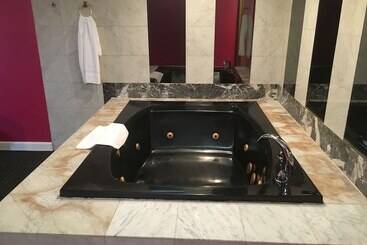 مُتل Midway Inn & Suites