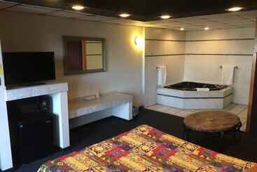 مُتل Midway Inn & Suites